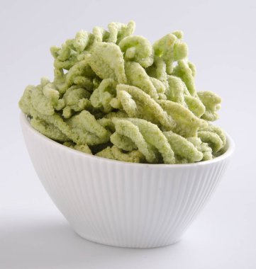 abur cubur, yeşil bezelye bir arka plan üzerinde snack.