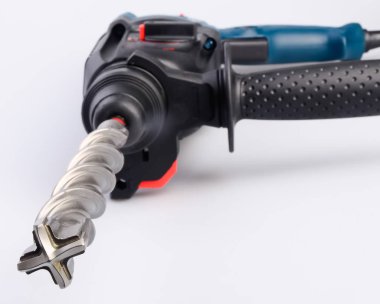 beyaz zemin üzerinde elektrik delme makinesi