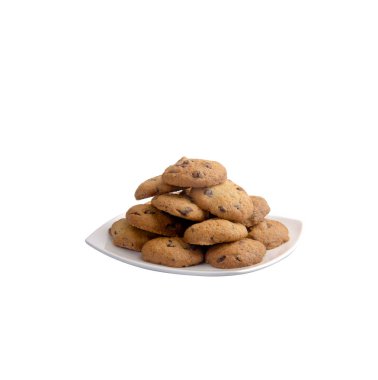 Beyaz arka planda izole edilmiş çikolata parçacıklı kurabiyeler.