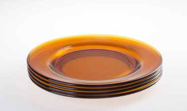 beyaz zemin üzerine cam levhalar