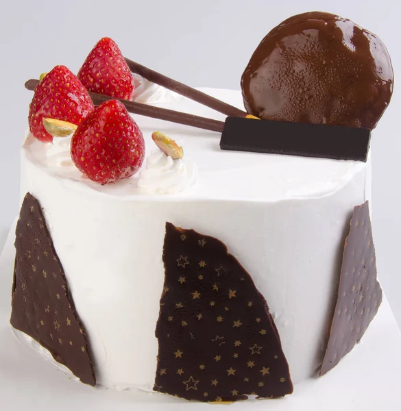 ケーキ 白い背景の上のアイス クリーム ケーキ — ストック写真