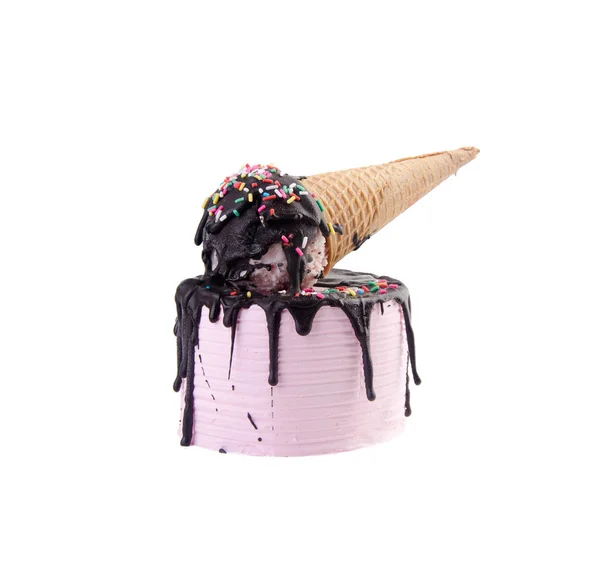 ケーキ 白い背景の上のアイス クリーム ケーキ — ストック写真