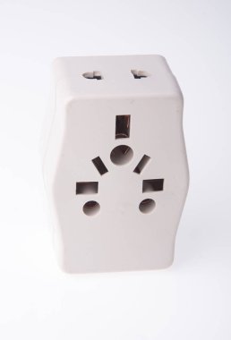 arka planda güç adaptörü.