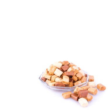 Beyaz arkaplanda şeker ya da karamel şekerler.