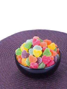 Beyaz bir zemin üzerinde şeker ya da jöle şekerler.