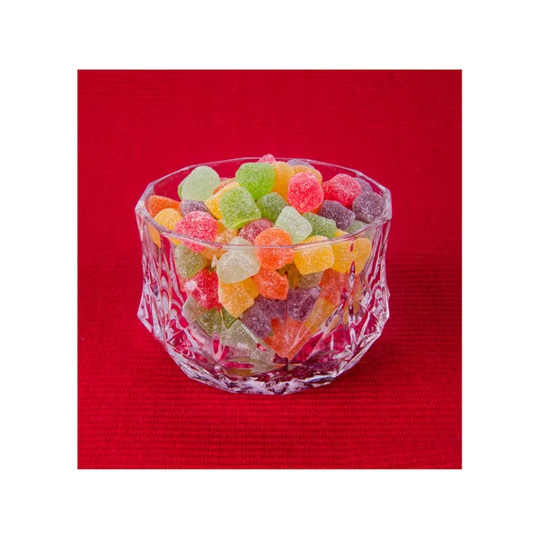 Caramelos o caramelos de gelatina sobre un fondo blanco nuevo . —  Fotos de Stock