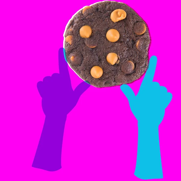 Cookies ou biscoitos de chocolate com conceito de mão novo . — Fotografia de Stock