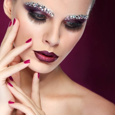 Strasses mor zemin yüzündeki güzel genç kızla cinsel portresi