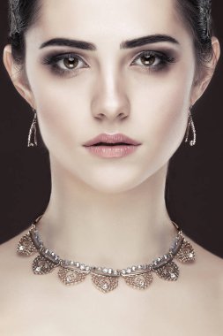 Moda aksesuarları ile güzel genç kadın portresi