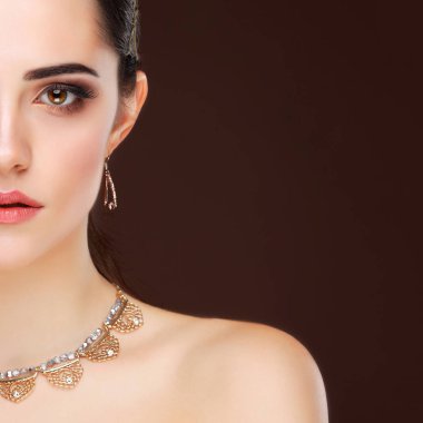  Moda aksesuarları ile güzel genç kadın portresi
