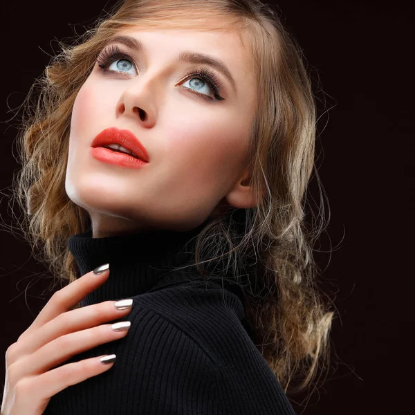 Retrato Cerca Una Mujer Joven Elegante Suéter Cuello Alto Negro —  Fotos de Stock