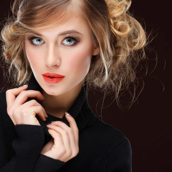 在棕色背景的黑色高领毛衣上关闭优雅年轻女子的肖像 — 图库照片