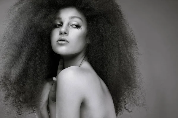 uzun kıvırcık saçlar genç güzel kadın