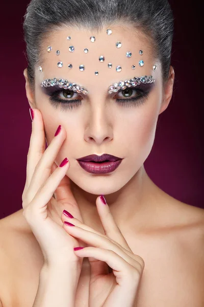 Strasses mor zemin yüzündeki güzel genç kızla cinsel portresi