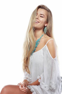 Beyaz bir arka plan üzerinde izole Beyaz giysili güzel cinsel sarışın