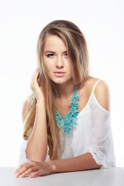 Beyaz bir arka plan üzerinde izole Beyaz giysili güzel cinsel sarışın