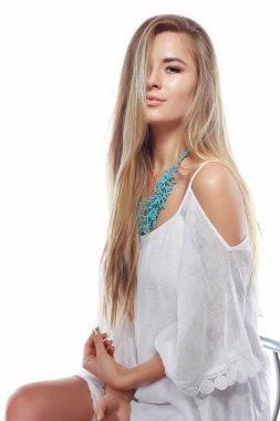 Beyaz bir arka plan üzerinde izole Beyaz giysili güzel cinsel sarışın