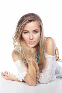 Beyaz bir arka plan üzerinde izole Beyaz giysili güzel cinsel sarışın