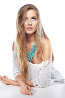 Beyaz bir arka plan üzerinde izole Beyaz giysili güzel cinsel sarışın