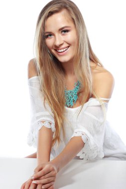 Beyaz bir arka plan üzerinde izole Beyaz giysili güzel cinsel sarışın