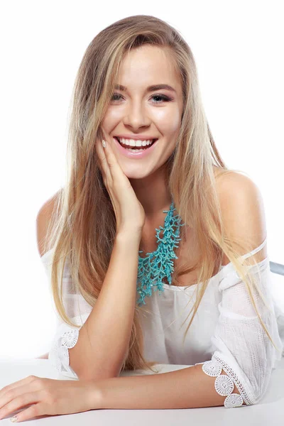 Beyaz bir arka plan üzerinde izole Beyaz giysili güzel cinsel sarışın