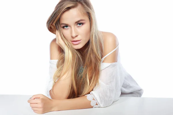 Mooie seksuele blonde in witte kleren geïsoleerd op een witte achtergrond — Stockfoto