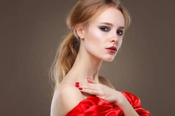 Detailní portrét sexy mladé ženy s krásné červené rty v červených šatech — Stock fotografie