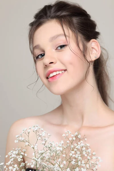 Hermosa chica con hoja de helecho, aislada sobre un fondo gris claro, emociones, cosméticos — Foto de Stock