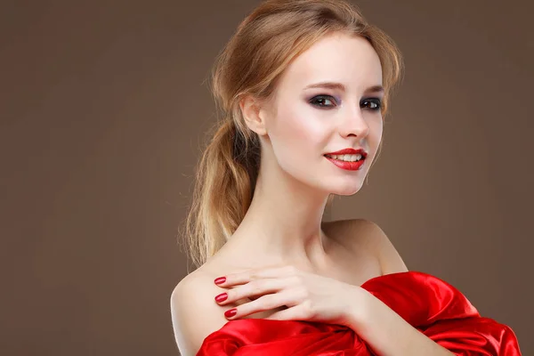 Primer plano retrato de mujer joven sexy con hermosos labios rojos en ropa roja Imágenes de stock libres de derechos