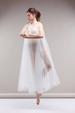 güzel balerin tarzı modern dansçı studio arka plan üzerinde poz