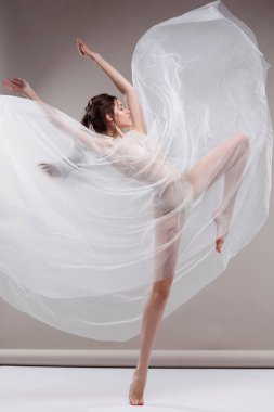 güzel balerin tarzı modern dansçı studio arka plan üzerinde poz