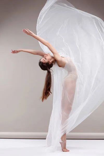 Schöne Ballett-Tänzerin, Tänzerin im modernen Stil posiert auf Studiohintergrund — Stockfoto