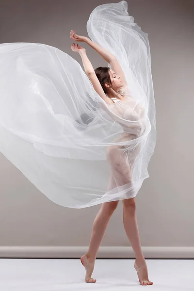 スタジオの背景にポーズをとってモダン ダンサー バレエ ダンサー美しい — ストック写真