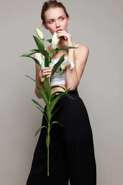 Linda loira sexual em roupas elegantes com a cesta de flores — Fotografia de Stock