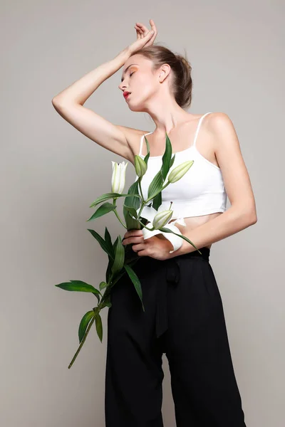 Красивая сексуальная блондинка в элегантной одежде с корзиной цветов — стоковое фото