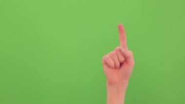 Elle yapılan çoklu dokunmatik jestler yeşil ekran arka planında. Gerçek zamanlı video görüntüleri.