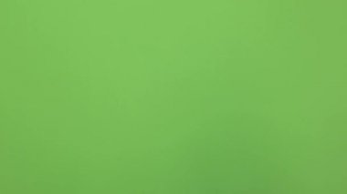 Yeşil ekranda işaret parmağıyla HAYIR 'ı imzalayın. Gerçek zamanlı video görüntüleri.