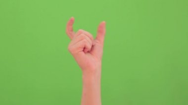 Erkek el, yeşil arka planda çeşitli boyutlarda ve yeniden boyutlandırma gösteriyor.