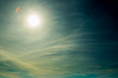 Güneşli parlak mavi gökyüzü merceklerin parlamasına neden oluyor.