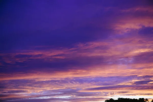극적 인 일몰 과 일출 하늘. 일몰 과 일출, 주황색 과 보라색 하늘 배경. 자연의 배경 — 스톡 사진