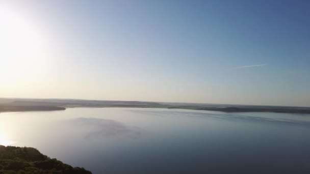 Güneşli bir yaz gününde gün batımında dağlarda bir gölün havadan çekilmiş videosu. Dağlarda sabah akşam — Stok video