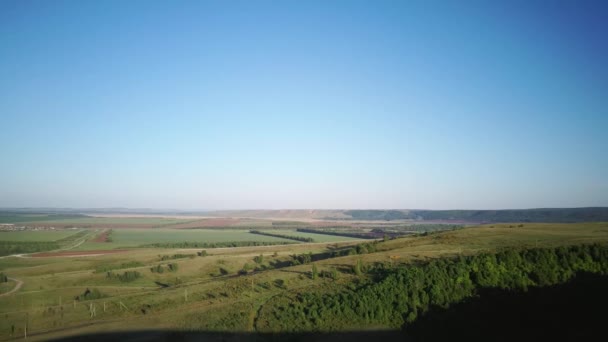 Vídeo aéreo del campo al atardecer en un soleado día cálido de verano. Mañana o noche — Vídeo de stock