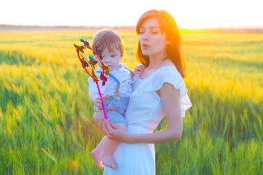Bebek ve anne parkta doğada