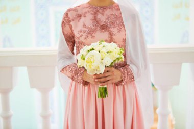 Genç ve güzel Müslüman gelin düğüne hazırlanıyor.