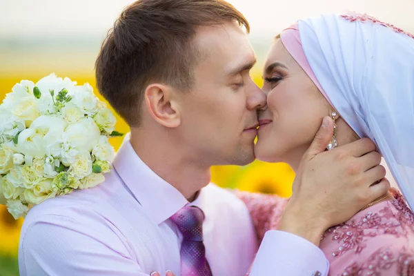 이슬람식 결혼식. 결혼 한 커플. 이슬람교의 결혼. — 스톡 사진