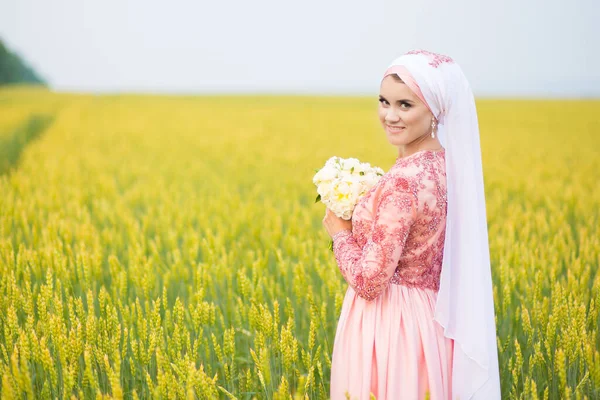Muslimische Braut posiert bei einer Zeremonie. — Stockfoto