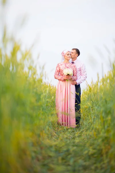 Красивая пара только что поженилась на поле из пшеницы. Мусульманский брак — стоковое фото
