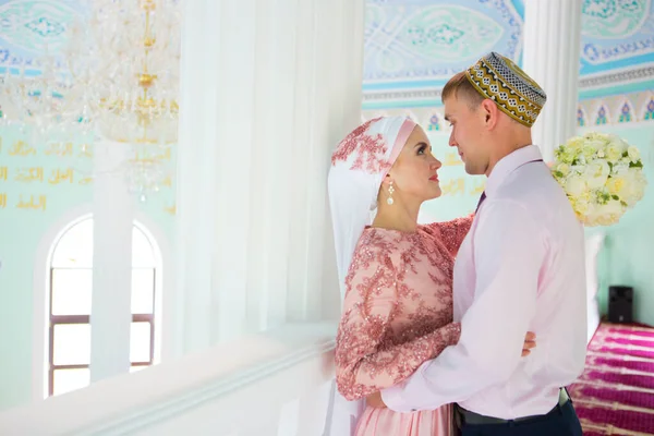 결혼식에 참석 한 이슬람 커플 — 스톡 사진