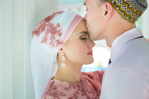 Islamitisch paar in de moskee op een huwelijksceremonie — Stockfoto