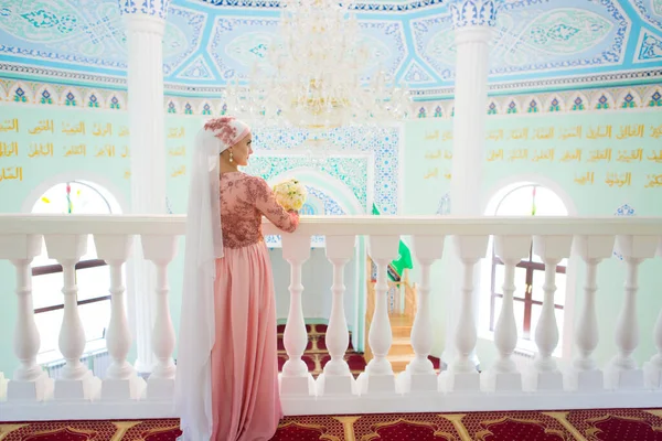 Mooie jonge moslim bruid voorbereiding voor bruiloft — Stockfoto